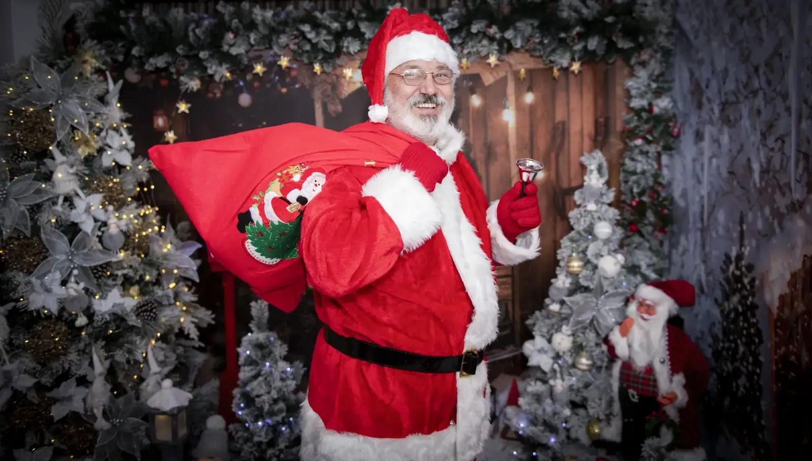 Moșu’ Victor în costum de Moș Crăciun cu barbă naturală