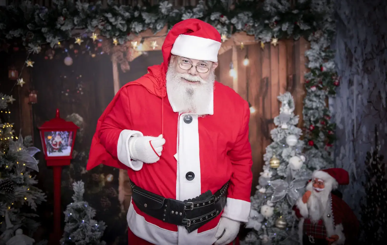 Moșu’ Jean în costum de Moș Crăciun cu barbă naturală