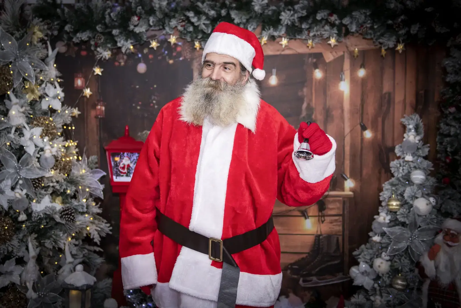 Moșu’ Eugen în costum de Moș Crăciun cu barbă naturală