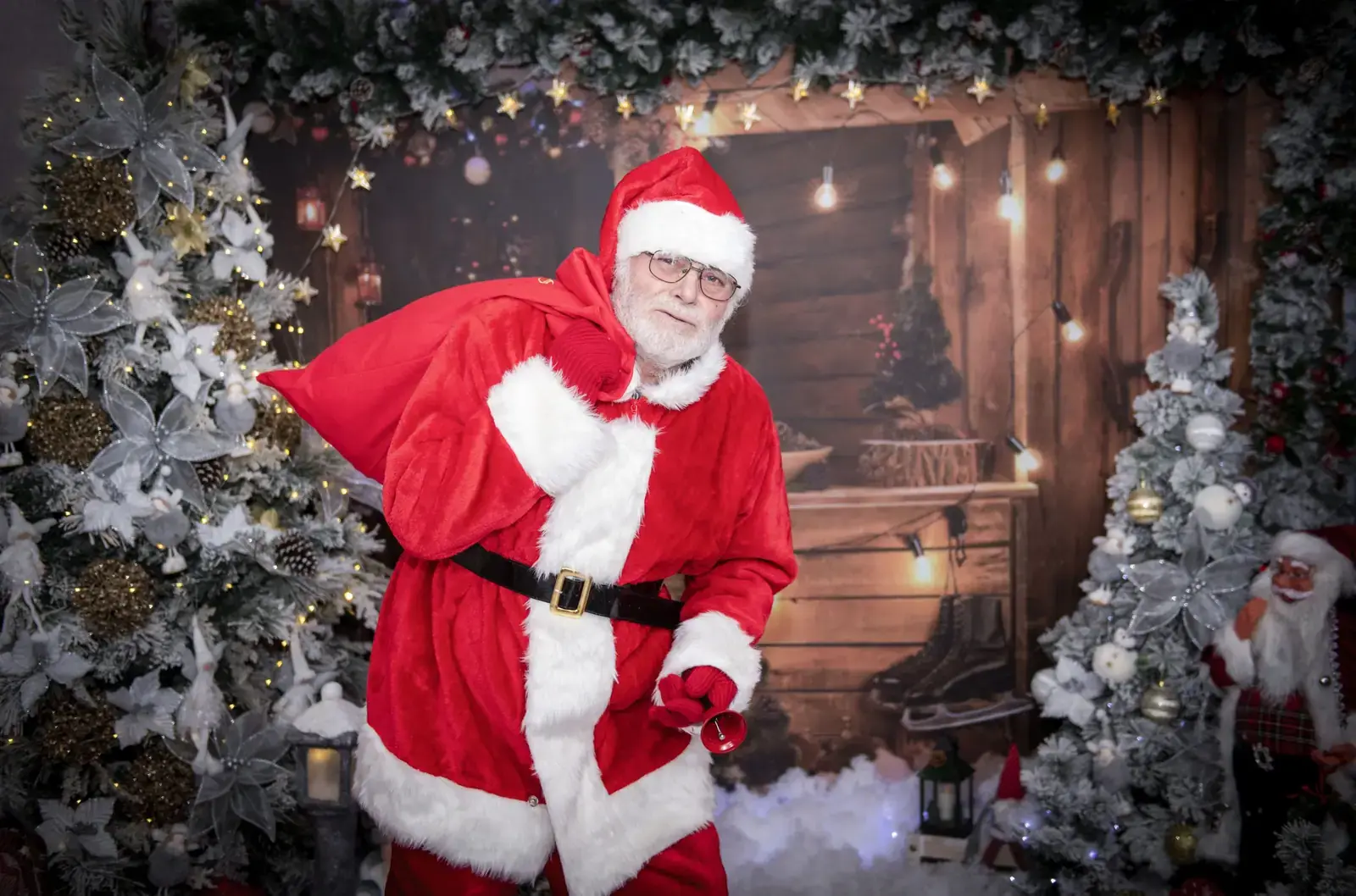 Moșu’ Constantin în costum de Moș Crăciun cu barbă naturală